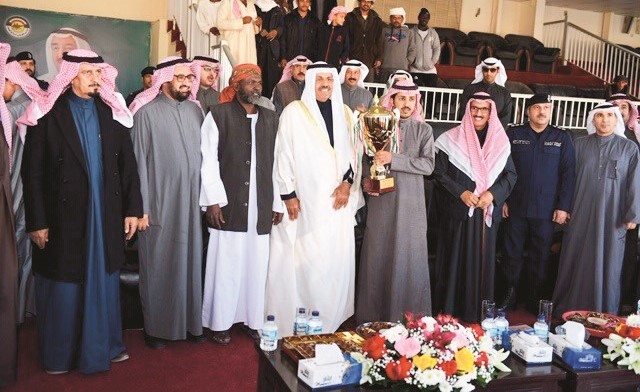 الشيخ أحمد النواف يسلم كأس سمو ولي العهد إلى سلطان شافي العجمي﻿
