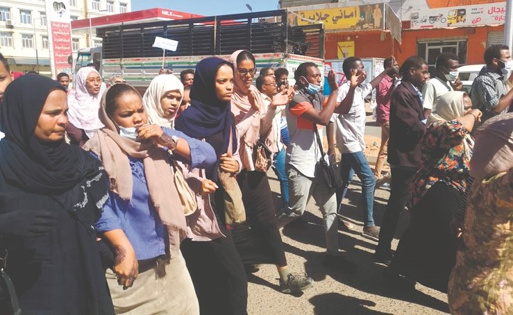 شابات وشباب سودانيون يرددون هتافات تطالب بالحرية والعدالة خلال احتجاجات في أم درمان أمس-(أ.ف.پ) ﻿