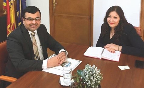 سفيرنا لدى رومانيا طلال الهاجري مع المدير العام الجديد لوكالة الانباء الرومانية كلاوديا نيكولاي﻿