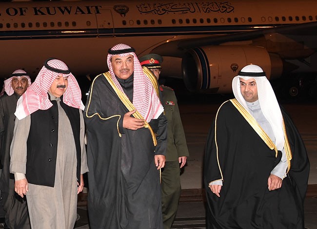 ممثل سمو أمير البلاد في القمة العربية التنموية بلبنان يعود إلى البلاد