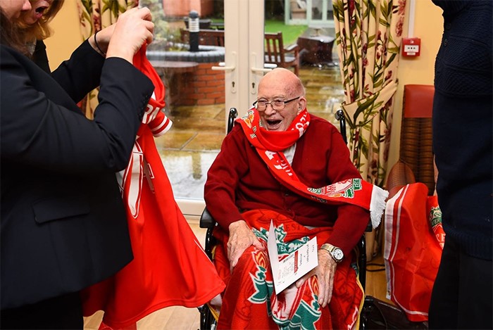 ليفربول يكرم مشجعا في عيد ميلاده الـ 104