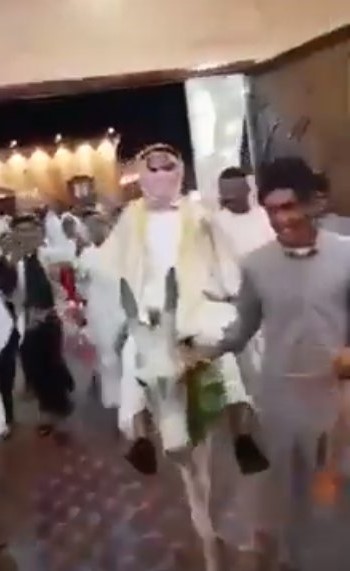 بالفيديو .. عريس خليجي يحضر حفل زفافه على ظهر حمار
