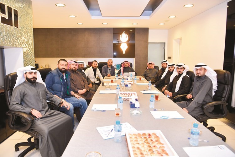 أساتذة المعهد العالي للفنون الموسيقية في ديوانية الأنباء ومعهم الزميل عبدالحميد الخطيب﻿