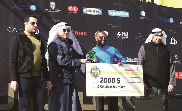 مجبل الأيوب يكرم أحد الفائزين ﻿