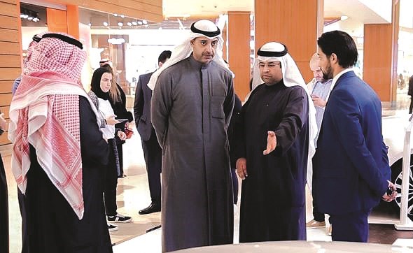 الشيخ محمد العبدالله خلال جولته في جناح لينكون الغانم﻿