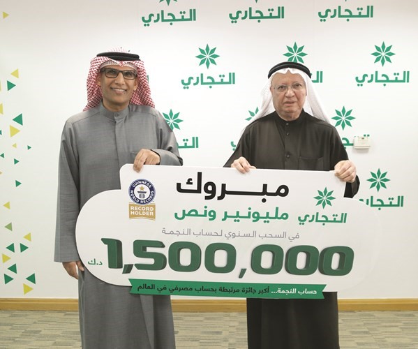 عبدالجليل الطبطبائي متسلما جائزته﻿