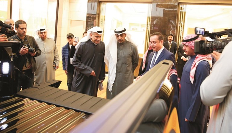 الشيخ محمد العبدالله وعادل بهبهاني بعد الكشف عن سييرا الجديدة كليا﻿