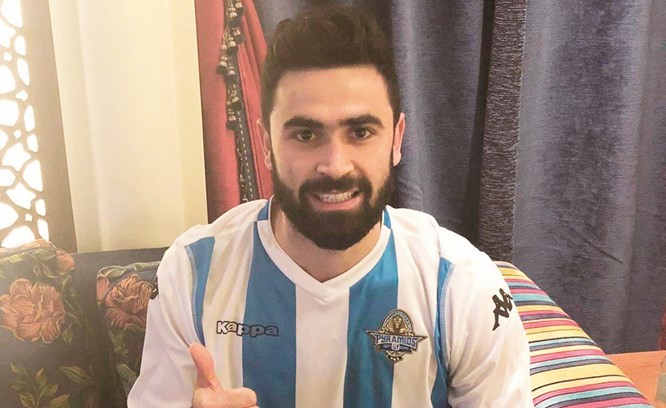 عمر خربين مرتديا تي شيرت بيراميدز عقب توقيع عقد الانتقال إليه قادما من الهلال السعودي﻿