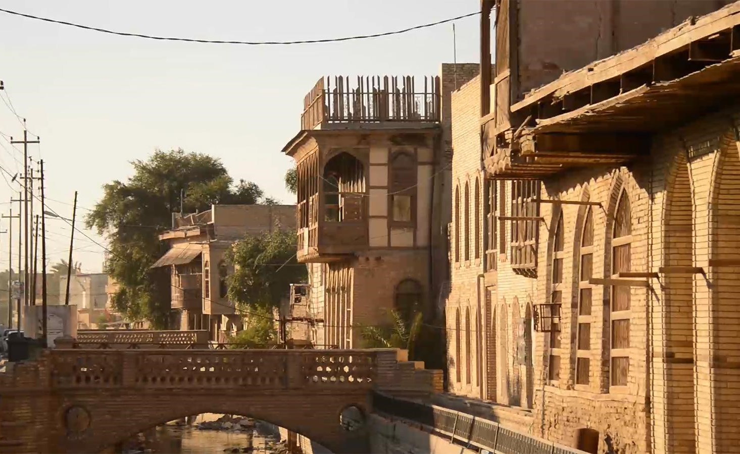 بالفيديو.. تعرف على "شناشيل" البصرة..بيوت خلّدها الشعراء وغدر بها الزمن