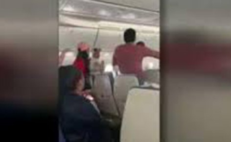 بالفيديو.. طائرة تضطر لقطع رحلتها بسبب مشاجرة