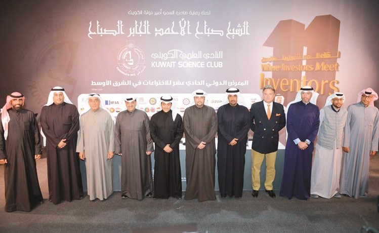 رئيس مجلس الإدارة طلال الخرافي مع الأعضاء والرعاة﻿