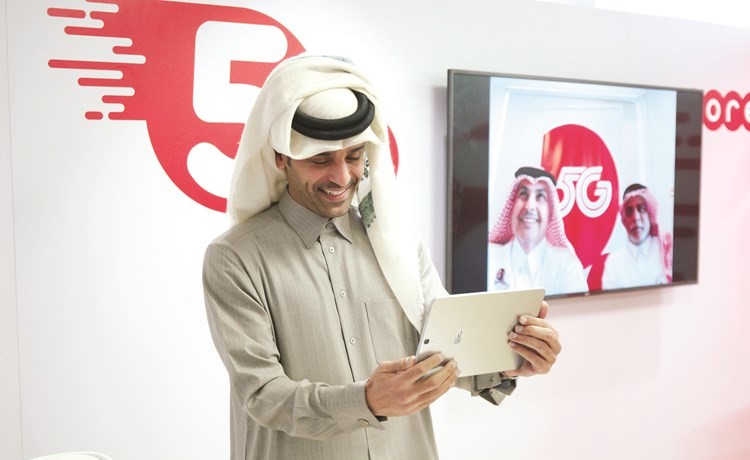 الشيخ محمد بن عبدالله آل ثاني خلال إجرائه المكالمة التجريبية﻿