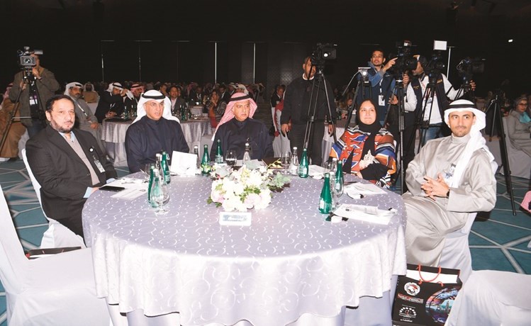 من اليمين الشيخ نواف الصباح ووفاء الزعابي وهاشم سيد هاشم وعبدالناصر الفليج ومناحي العنزي (قاسم باشا)﻿