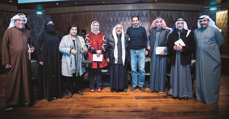 الأنباء مع الأديب عبدالله الخلف ود.سالم خدادة والمدير التنفيذي لمركز جابر الثقافي فيصل خاجة والقدير شادي الخليج ود.شذا الفايز والقديرة أمل عبدالله وأمل العازمي والزميل صالح الغريب﻿
