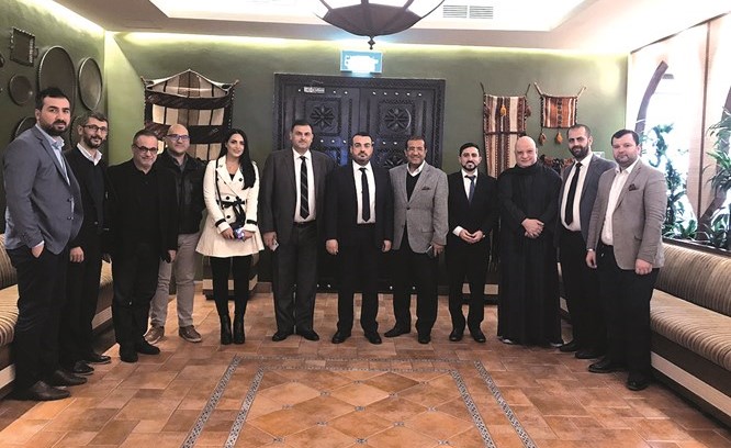 محمد بالتو متوسطا الزميل حسام فتحي والزميل فريد سلوم والزميل محمد بسام الحسيني ويبدو في الصورة عمر كانترك وأحمد يوكسل ومحمـــد ارشاد وياسين سلشوكلو وطالب كانجو وبشير سليمان وسارة الخنساء ومصطفى قمحية ﻿
