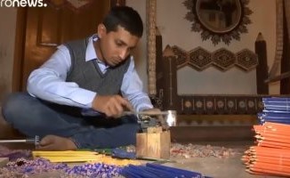 بالفيديو.. باكستانى يصنع أرجوحة من 200 ألف قلم رصاص
