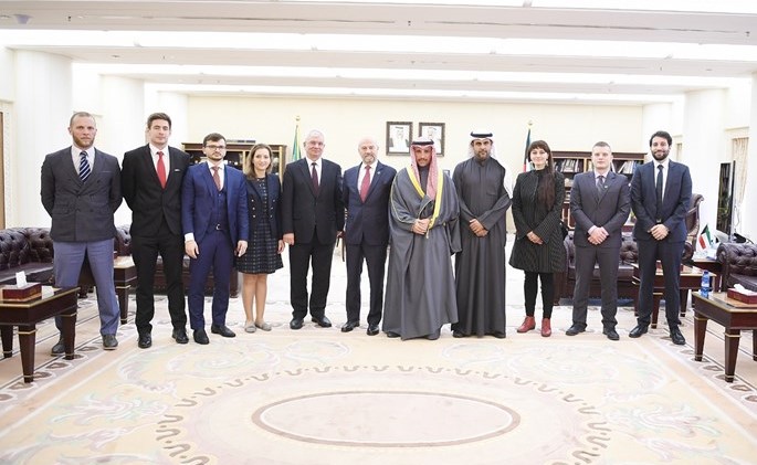 رئيس مجلس الأمة مرزوق الغانم متوسطا الوفد الاعلامي من قناة روسيا اليوم﻿
