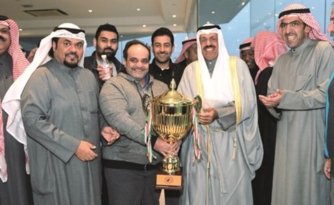 الشيخ أحمد النواف يسلم كأس سمو ولي العهد لحمد الدبوس ﻿