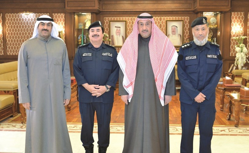 الشيح فيصل الحمود خلال استقباله مدير عام مديرية أمن الفروانية اللواء عبدالله العلي ومساعد مدير عام أمن الفروانية العقيد فيصل القبندي ومدير مباحث الفروانية المقدم خلف العنزي ﻿