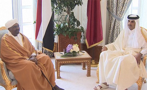 صورة تلفزيونية لأمير قطر الشيخ تميم بن حمد آل ثاني والرئيس السوداني عمر البشير خلال مباحثاتهما في الدوحة أمس﻿