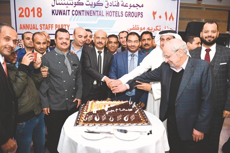 قطع كيكة الحفل ابتهاجا بالمناسبة السعيدة﻿