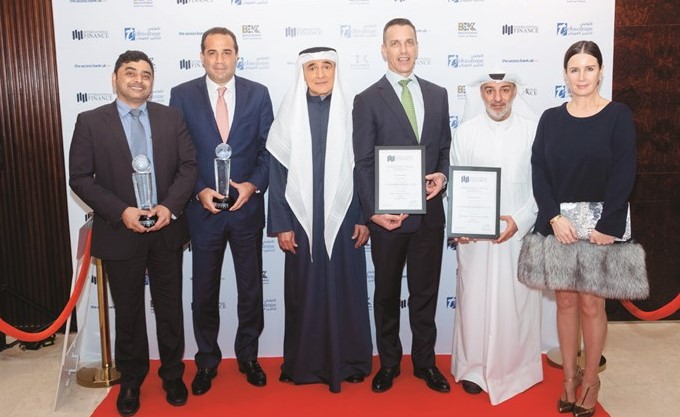 علي معرفي يتوسط كبار المدراء بالبنك الأهلي الكويتي﻿