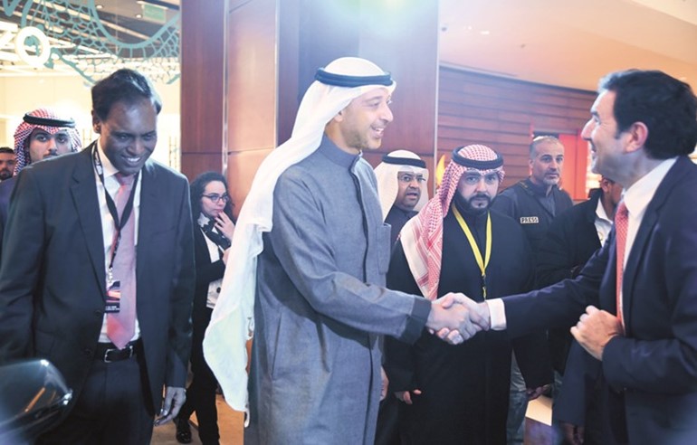الشيخ محمد العبدالله في جناح شفروليه الغانم﻿