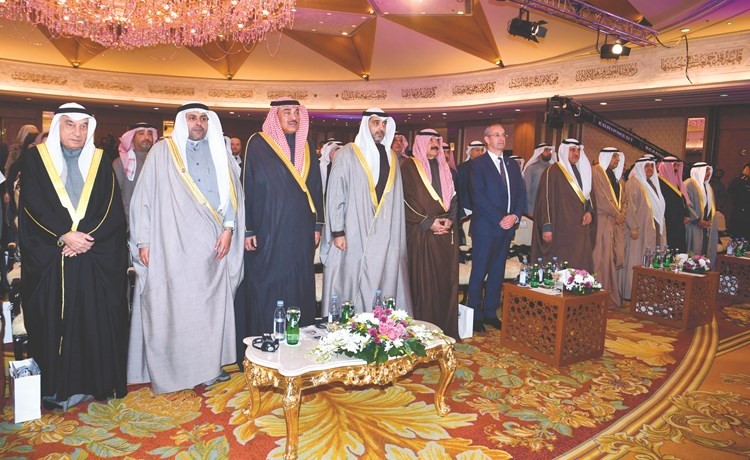 الشيخ صباح الخالد والشيخ محمد العبدالله ومحمد الجبري وخالد الجارالله وعبدالله بشارة وم.سالم الأذينة وخالد الدويسان والسفير البريطاني وعدد من الحضور خلال الاحتفال(قاسم باشا) ﻿