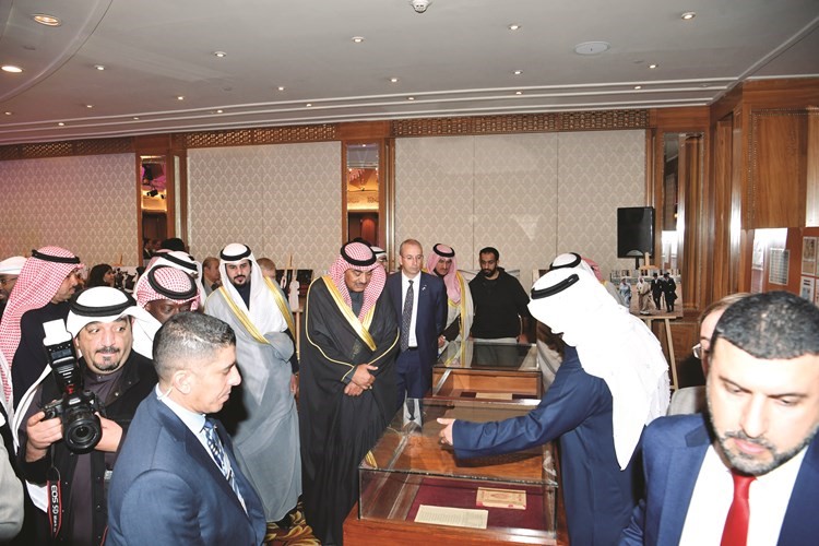 الشيخ صباح الخالد والسفير البريطاني مايكل دافنبورت خلال جولة في المعرض المصاحب للحفل﻿
