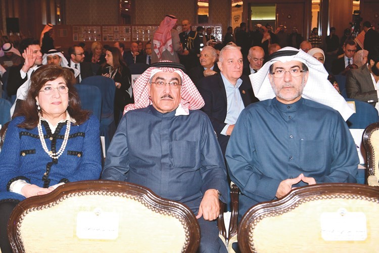 نائب رئيس التحرير الزميل عدنان الراشد ود. عيسى الأنصاري ود.سهام الفريح ﻿
