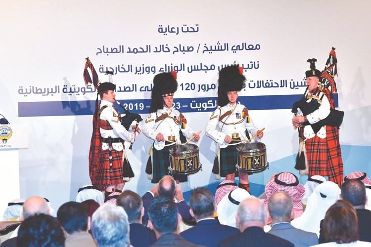 فرقة موسيقى الجيش تؤدي إحدى الفقرات الفنية البريطانية﻿
