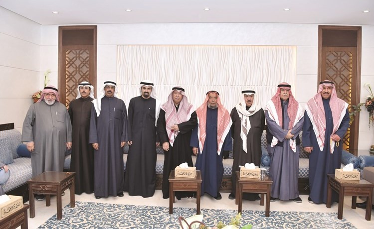 يوسف الفهد وأحمد عبداللطيف الفهد وخليفة سليمان الفهد وفهد الفهد وعبدالعزيز يوسف الفهد إلى جوار فهد الفهد ووالده	(ريليش كومار)﻿
