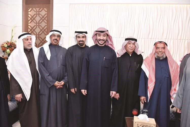  د.صقر الملا مهنئا فهد الفهد ووالده سيف الفهد﻿