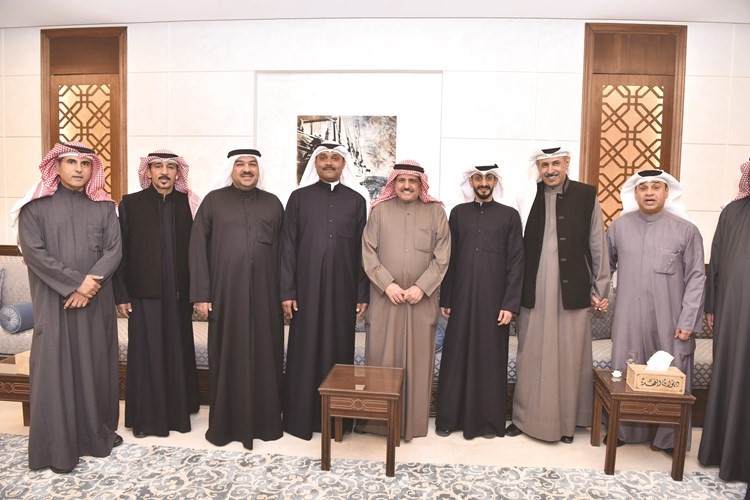 عبدالعزيز عاشور وعبدالرزاق المضف وعدد من اعضاء مجلس ادارة العربي﻿