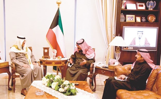  خالد الجارالله خلال لقائه مع السفير السعودي لدى الكويت الأمير سلطان بن سعد ﻿