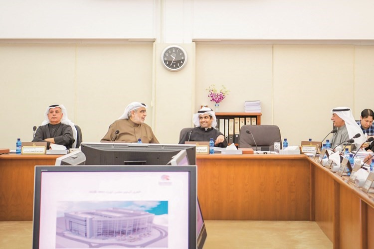 شعيب المويزري ورياض العدساني وعدنان عبدالصمد وعبدالله الرومي أثناء اجتماع اللجنة﻿