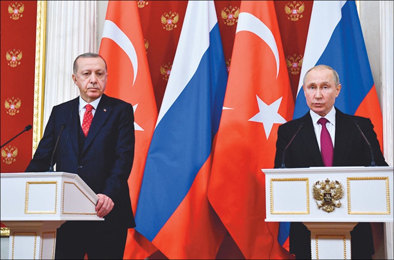 الرئيس الروسي فلاديمير بوتين ونظيره التركي رجب طيب اردوغان خلال مؤتمرهما الصحافي المشترك في موسكو امس	 (رويترز)