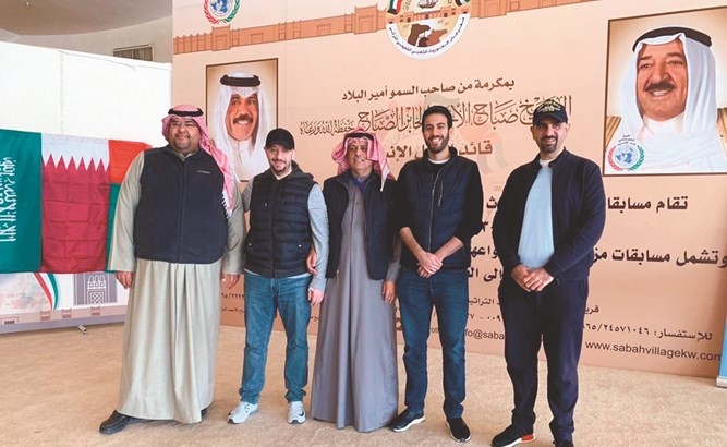 عدد من أعضاء جمعية المنصورية وضاحية عبدالله السالم خلال زيارتهم للقرية﻿