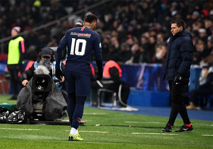 نيمار يخرج باكياً من لقاء باريس سان جيرمان وستراسبورج بكأس فرنسا
