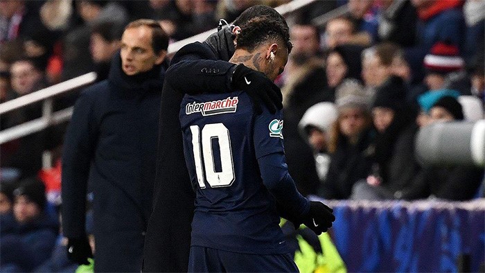 نيمار يخرج باكياً من لقاء باريس سان جيرمان وستراسبورج بكأس فرنسا