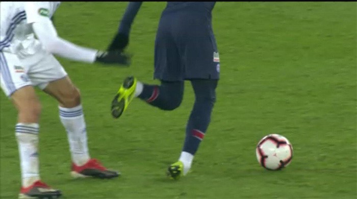 نيمار يخرج باكياً من لقاء باريس سان جيرمان وستراسبورج بكأس فرنسا
