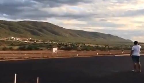 بالفيديو.. تحطم جناح طائرة اصطدمت برجل أثناء هبوطها