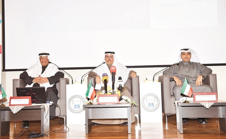 المستشار د.فهد بوصليب وجمال الريش ونواف الكوت خلال الندوة	(متين غوزال)﻿