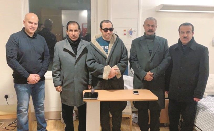النهام والوفد المرافق له خلال زيارة المقدم مساعد المهنا في أحد مستشفيات بريطانيا﻿