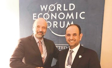 د.نايف الحجرف مصافحا رئيس الوزراء الأردني عمر الرزاز ﻿