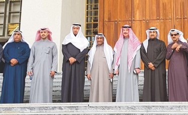 الوزير المستشار د. فهد العفــاسي والمستشــار ضـرار العسعوسي وعبد اللطيف السريع والمحامي العام محمد الدعيج ومدير ادارة المشاريع الهندسية م. يوسف العوضي خلال الزيارة ﻿
