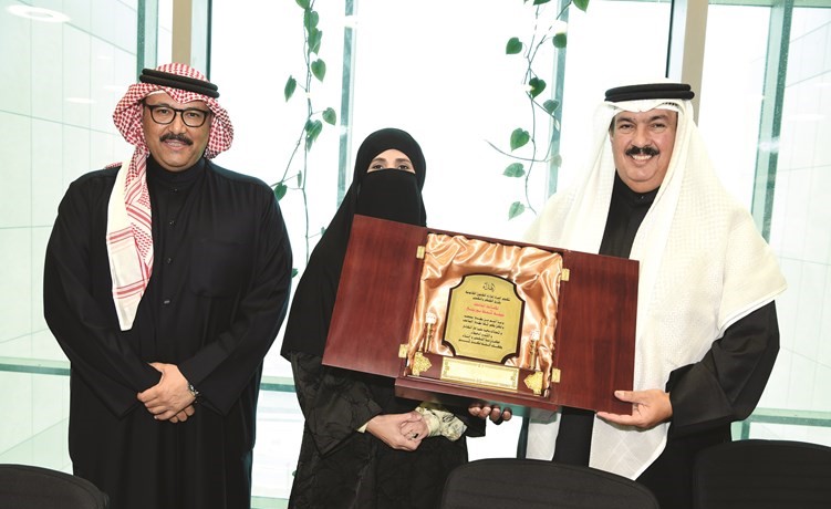 د.علي المضف ود.فهد الجمعة يقدمان درعا تذكارية إلى نبيلة بوربيع﻿