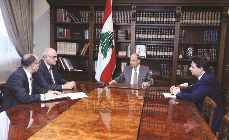 الرئيس العماد ميشال عون خلال اجتماع ضم وزير المال علي حسن خليل ورئيس لجنة المال والموازنة النيابية النائب ابراهيم كنعان في حضور المدير العام لرئاسة الجمهوريةانطوان شقير 									(محمود الطويل)﻿