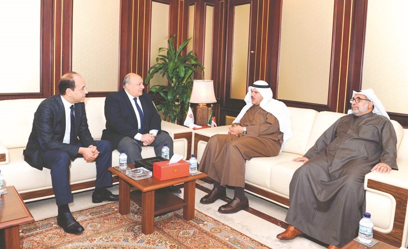 الشيخ سلمان الحمود مستقبلا الوفد المصري قبل توقيع المذكرة بحضور يوسف الفوزان﻿