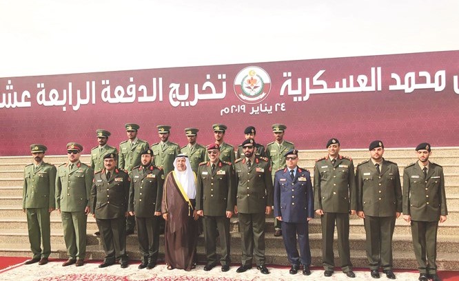 الفريق الركن الشيخ عبدالله النواف والسفير حفيظ العجمي والعميد الركن هويدي الهاجري مع عدد من الضباط الخريجين﻿
